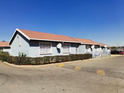 Townhouse For Sale In Roodepoort West, Roodepoort