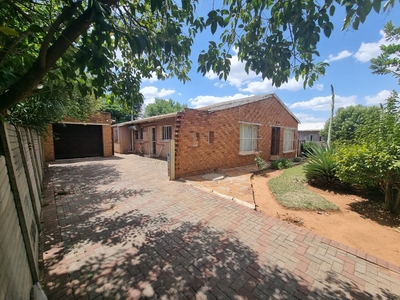 3 Bedroom House for sale in Uitsig