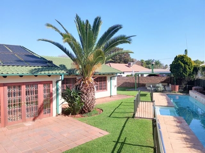 5 Bedroom Freehold For Sale in Doringkloof