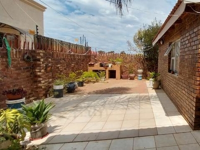 3 Bedroom house in Golf View For Sale