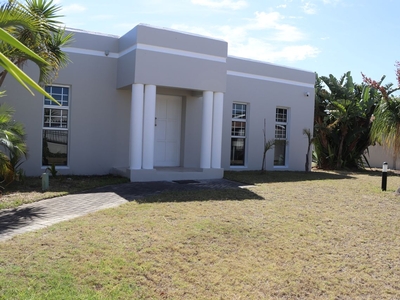 5 Bedroom House To Let in Summerstrand