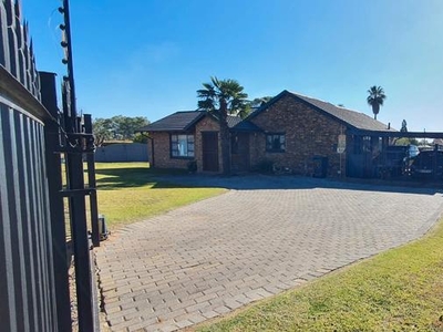 a Charming and meticulously maintained house in Brakpan North