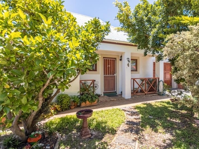 Charming 2-Bedroom Home in a Secure Complex!