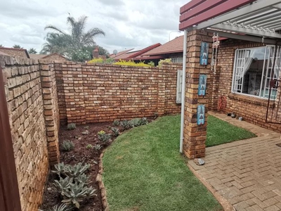 2 Bedroom townhouse - sectional to rent in Rooihuiskraal North, Centurion