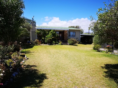 4 Bedroom House For Sale in Pearly Beach