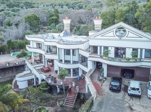 9 Bedroom House For Sale in Constantia