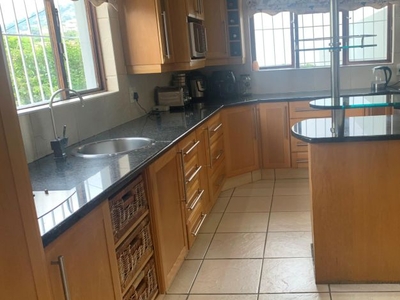 5 Bedroom house rented in Little Falls, Roodepoort