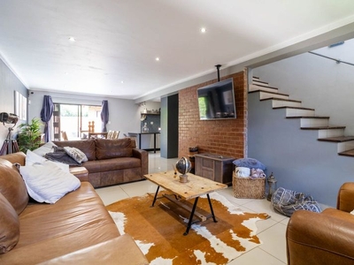 EXQUISITE FAMILY HOME AND ENTERTAINER’s DELIGHT NESTLED IN A NO-LOADSHEDDING ZONE!