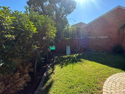 2 Bedroom townhouse - sectional for sale in Langenhovenpark, Bloemfontein