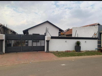 3 Bedroom House for Sale in Buhle Park
