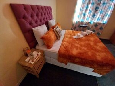 Hot shower self catering and free wifi - Cape Town