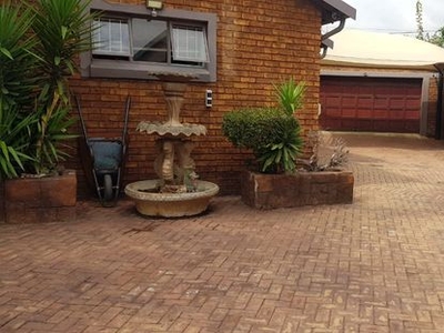 4 Bedroom Freehold For Sale in Kempton Park Ext 2
