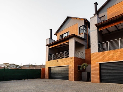 BEAUTIFUL BRAND NEW 3 BEDROOM DUPLEX UNITS TO RENT IN OLYMPUS WITH STUNNING VIEWS