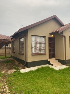 Stunning 2 Bedroom House with 1 Bathroom in Dawn Park R6000.per month. Available immediately