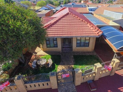 House For Sale In Lenasia South, Johannesburg