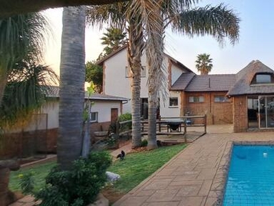 House For Sale In Roodepoort West, Roodepoort