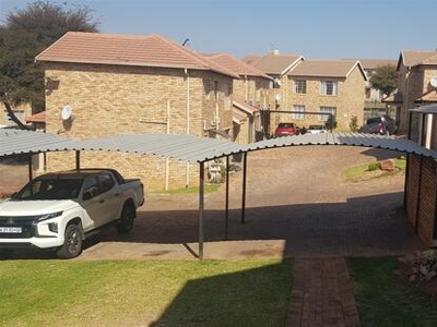 Townhouse For Rent In South Crest, Alberton