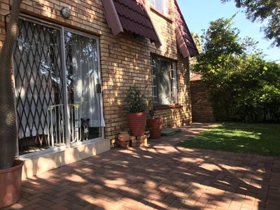 Townhouse For Sale In Ruimsig, Roodepoort