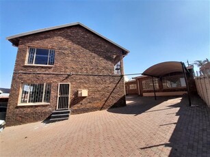 15 Bed Apartment in Laudium