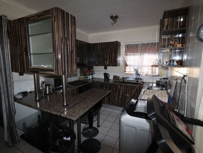 2 Bedroom Sectional Title For Sale in Glen Marais