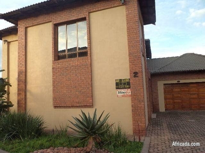3 Bedroom Townhouse For Sale in Aerorand