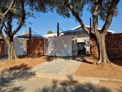House For Sale In Albertynshof, Kimberley