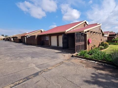 Townhouse For Sale In Birchleigh North, Kempton Park