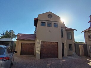 3 Bedroom Townhouse For Sale in Bo-dorp