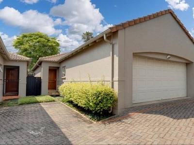 2 Bedroom Sectional Title To Let in Gallo Manor