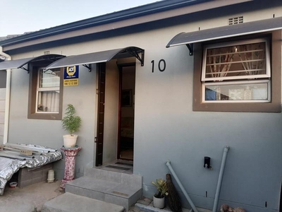 Beautiful Move in ready Two Bedroom Home in Paarl East.