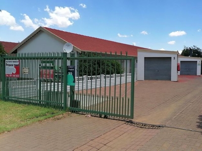3 Bedroom townhouse - sectional for sale in Uitsig, Bloemfontein