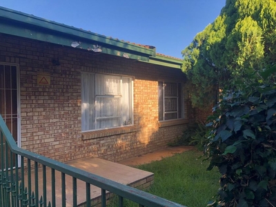 House For Sale in Kannoniers Park, North West