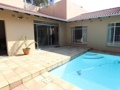 House To Rent in Paulshof, Gauteng