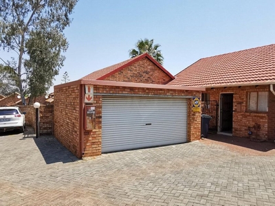 Townhouse For Sale in Die Hoewes, Gauteng