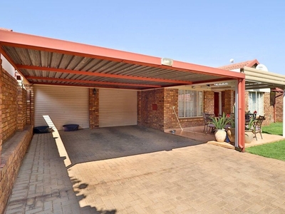 Townhouse For Sale in Highveld, Gauteng