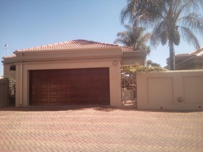 Townhouse To Rent in Centurion Golf Estate, Gauteng