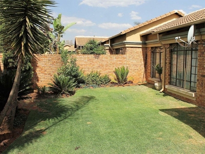 Townhouse To Rent in Die Hoewes, Gauteng