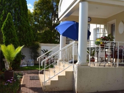 Townhouse To Rent in Waterkloof Ridge, Gauteng