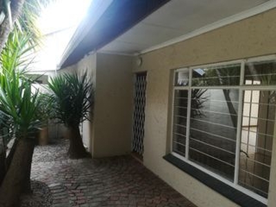 2 Bedroom Cluster Rented in Fontainebleau