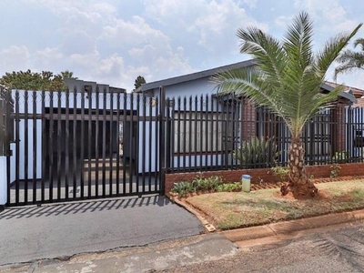 3 Bedroom house for sale in Lenasia Ext 5, Johannesburg