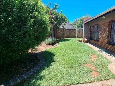 3 Bedroom townhouse - sectional sold in Langenhovenpark, Bloemfontein