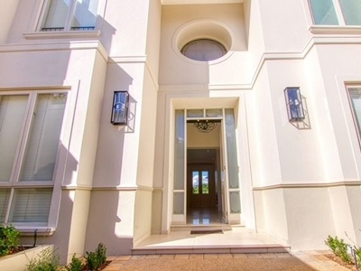 5 Bedroom townhouse-villa in Hyde Park For Sale
