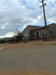 House For Sale in Tsakane Ext 5