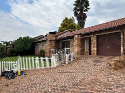 2 Bedroom Townhouse to rent in Rangeview | ALLSAproperty.co.za