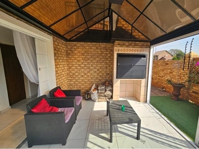 3 bedroom Modern Duette with SOLAR and BATTERIES for sale in Rooihuiskraal North