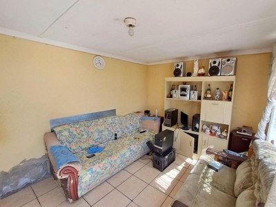 *** Drastically Reduced **** 2 BEDROOM IN ZWIDE WITH LARGE YARD