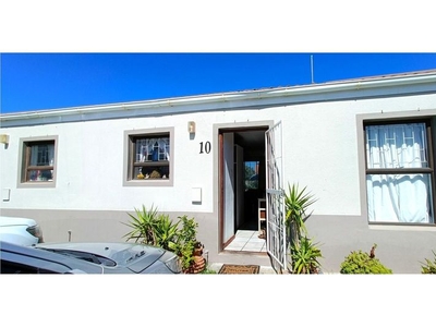Lovely 2 Bedroom Townhouse in Gordon's Bay - Ideal for first time buyer or investor!
