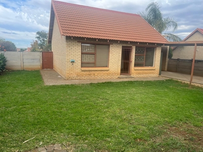 2 Bedroom Sectional Title To Let in Langenhovenpark
