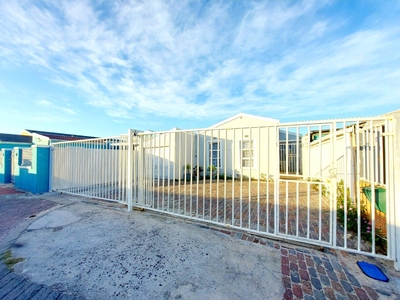 3 Bedroom House for sale in Strandfontein