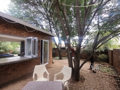 4 Bedroom Duet To Let in Garsfontein